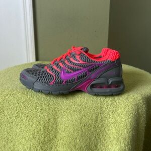 NWOB Nike Air Torch 4 Women’s Gray/Coral/Lavender Sports Shoes Sz 7